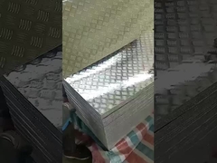 ASTM 5056 a gravé la largeur en refief à carreaux en aluminium extérieure du plat 500mm pour des escaliers